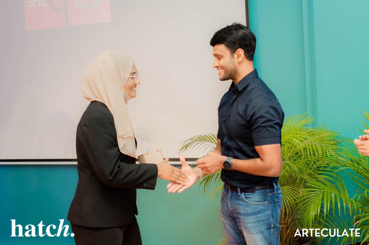 Hashma receiving the She Loves Tech Sri Lanka award